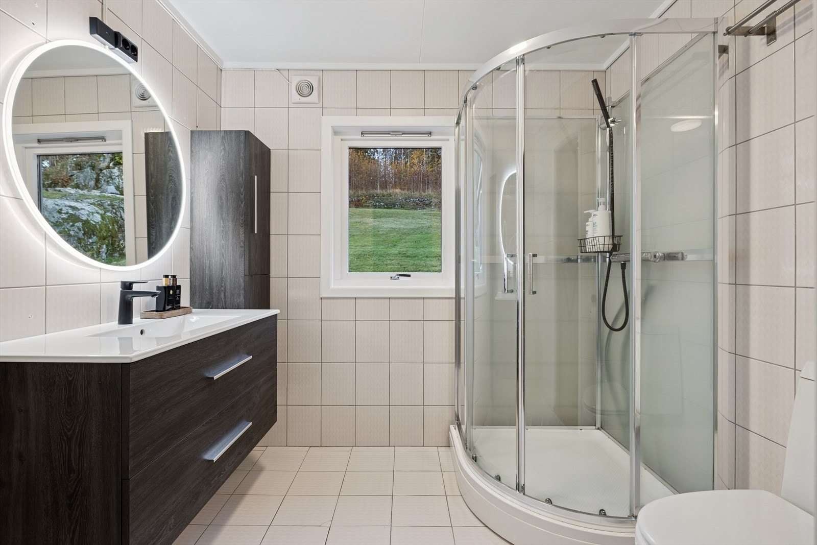 Flislagt baderom med nyere innredning. Galleribilde