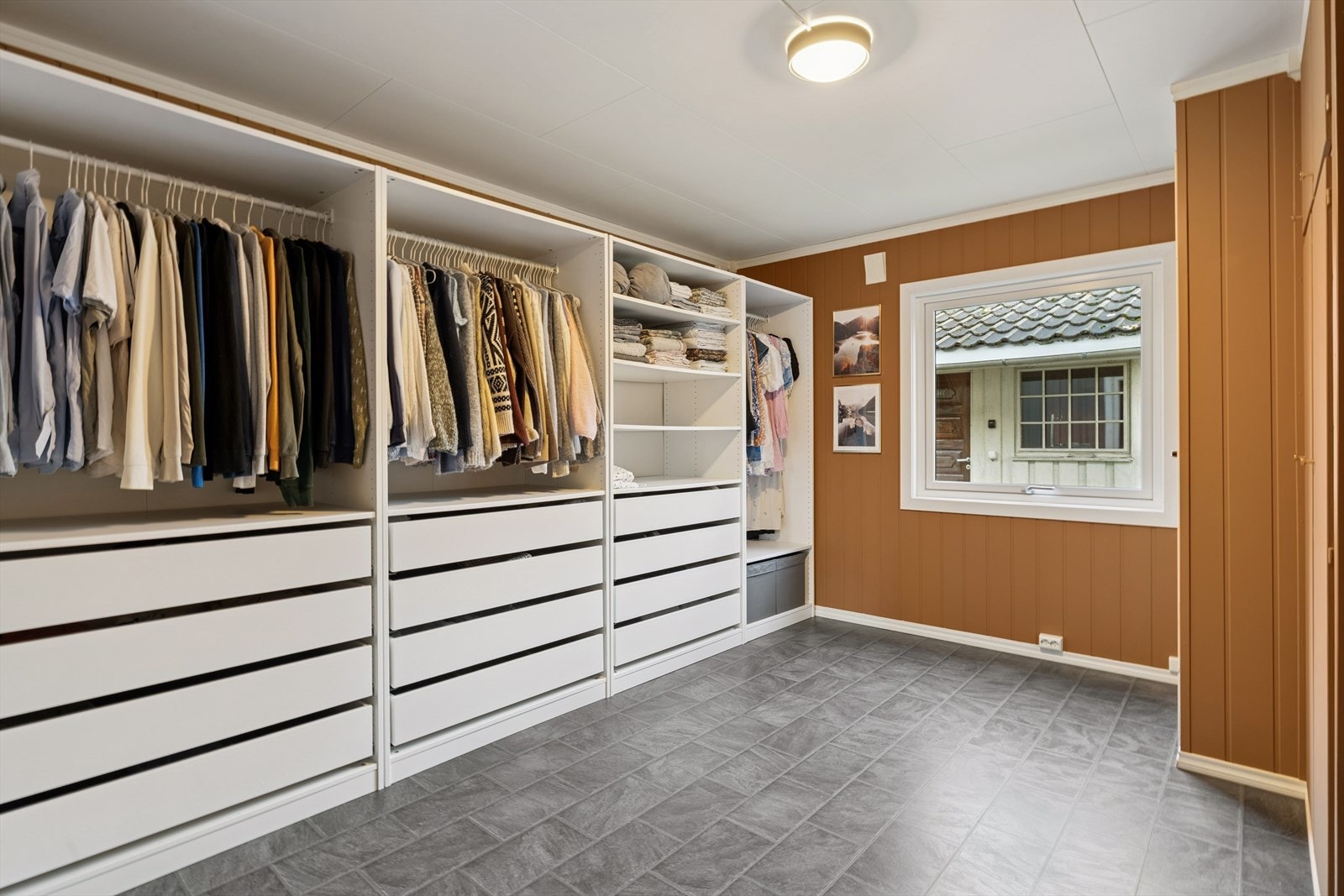 Et av soverommene i 1. etasje er i bruk som et garderoberom. Galleribilde