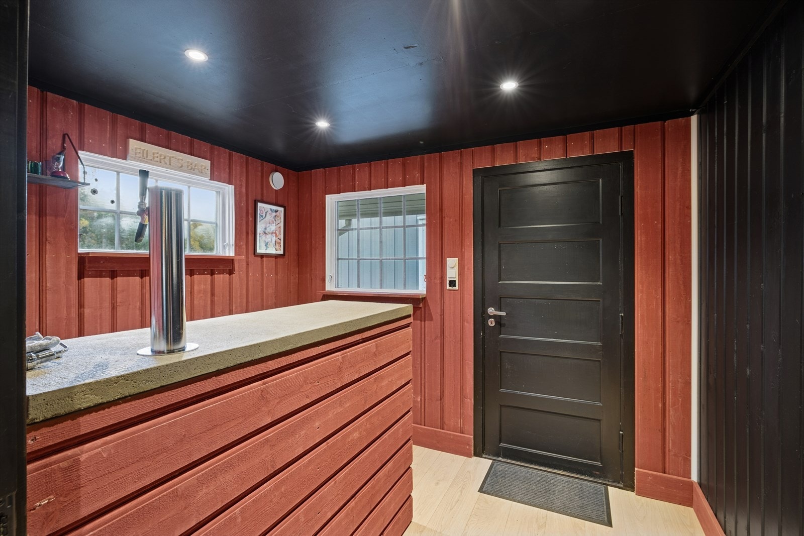 Uthuset er innredet med som en "mancave" med bar. Galleribilde