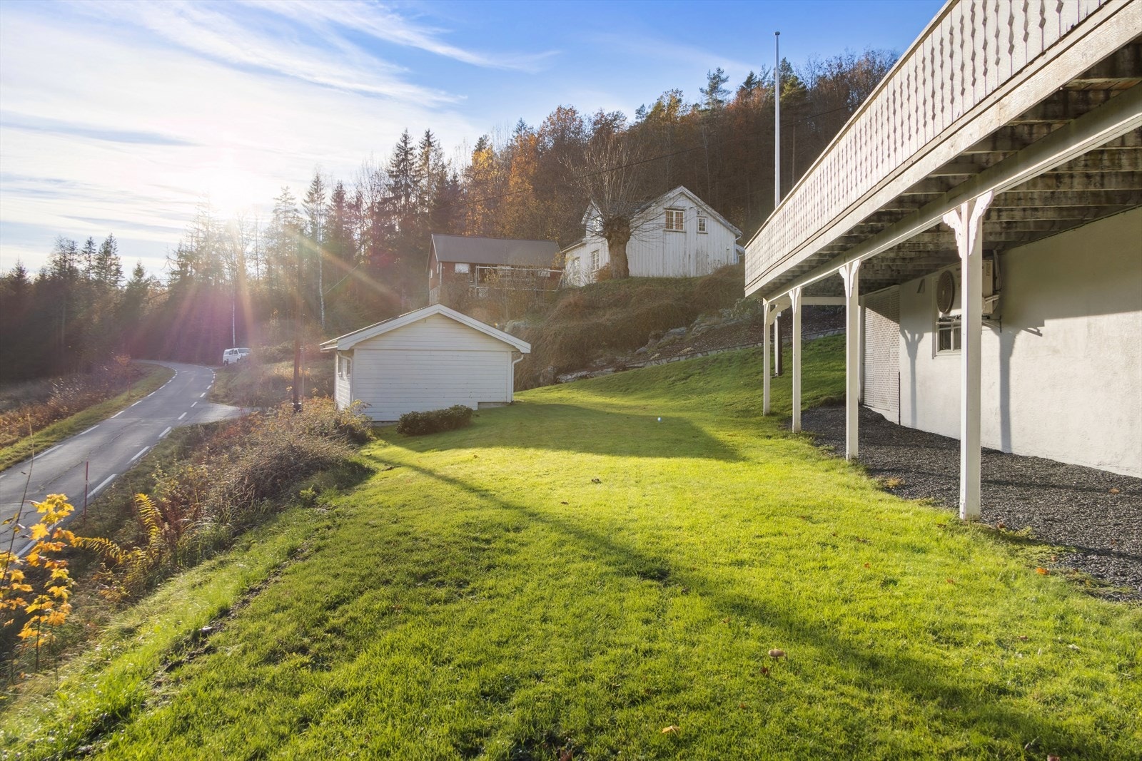 I eiendomskart fra kommunen opplyses grensene å være mindre nøyaktige og med en hjelpelinje i vegkant. Galleribilde