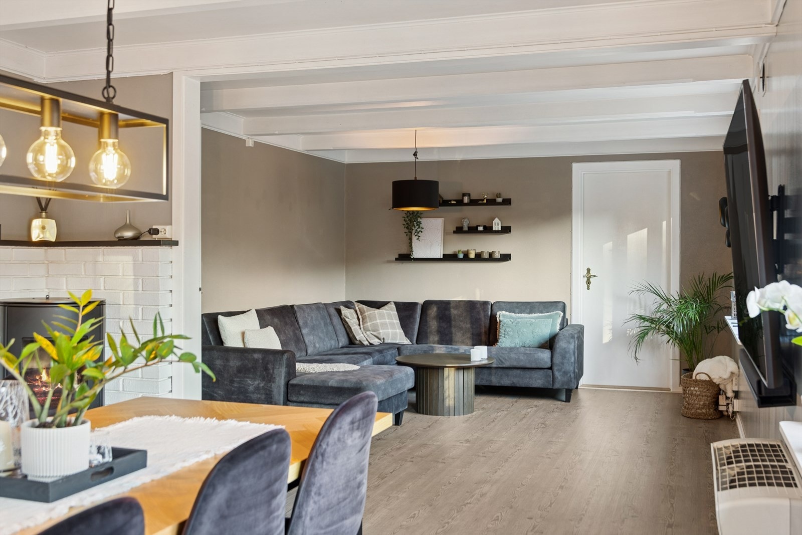 I 1. etasje ligger den romslige stuen. Galleribilde