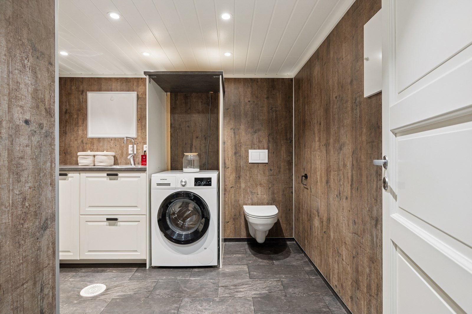 I u. etasje har boligen et delikat vaskerom fra 2017. Galleribilde