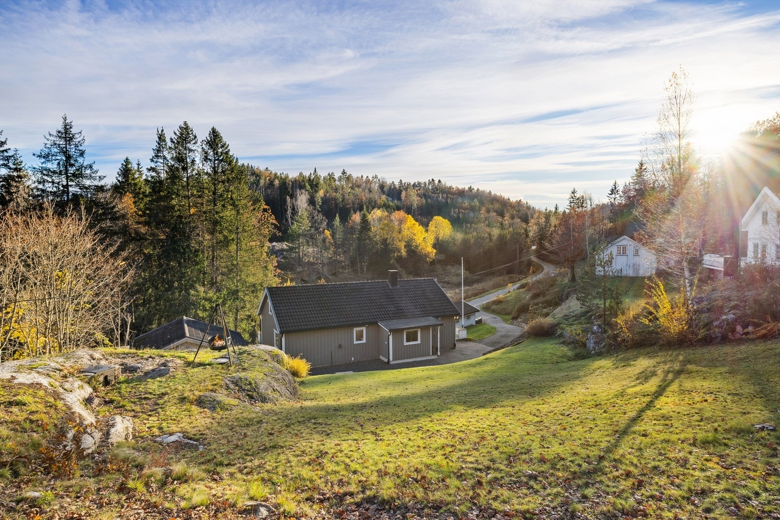 Lindlandsveien 194 er en enebolig fra ca. 1957 med rolig og landlig beliggenhet, garasje, uthus og en solrik tomt. Galleribilde