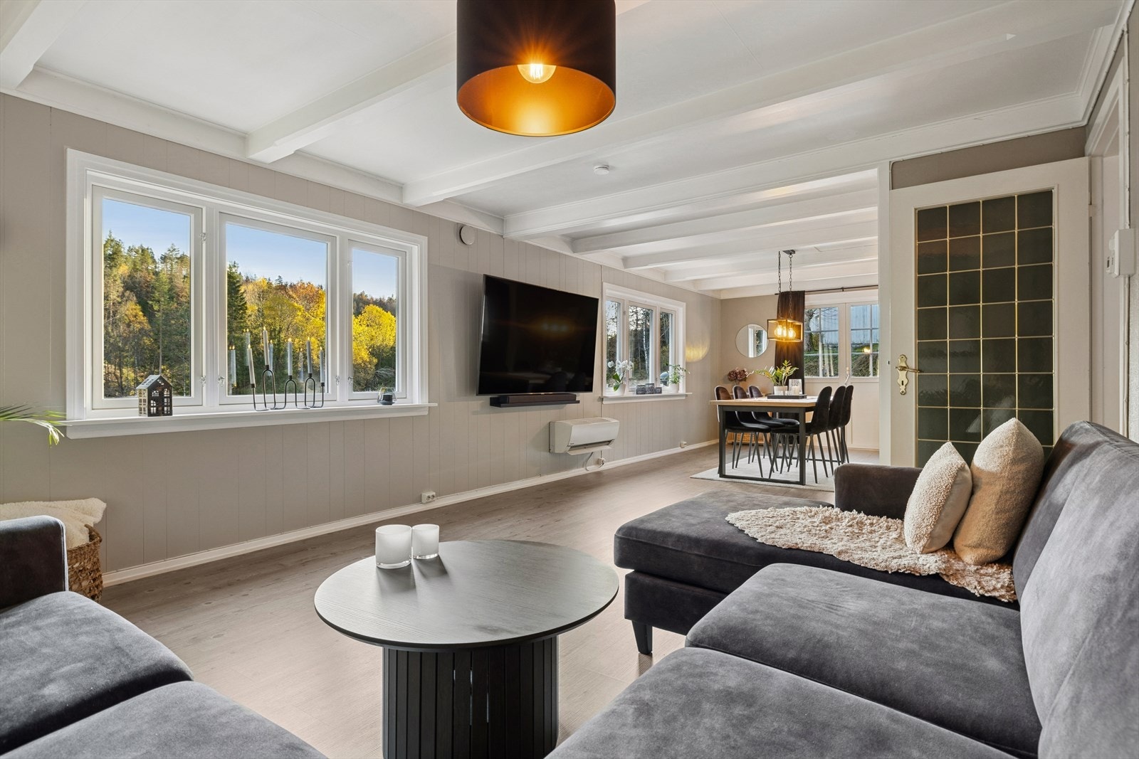 Her er det plass til både sofa- og spisestue. Galleribilde