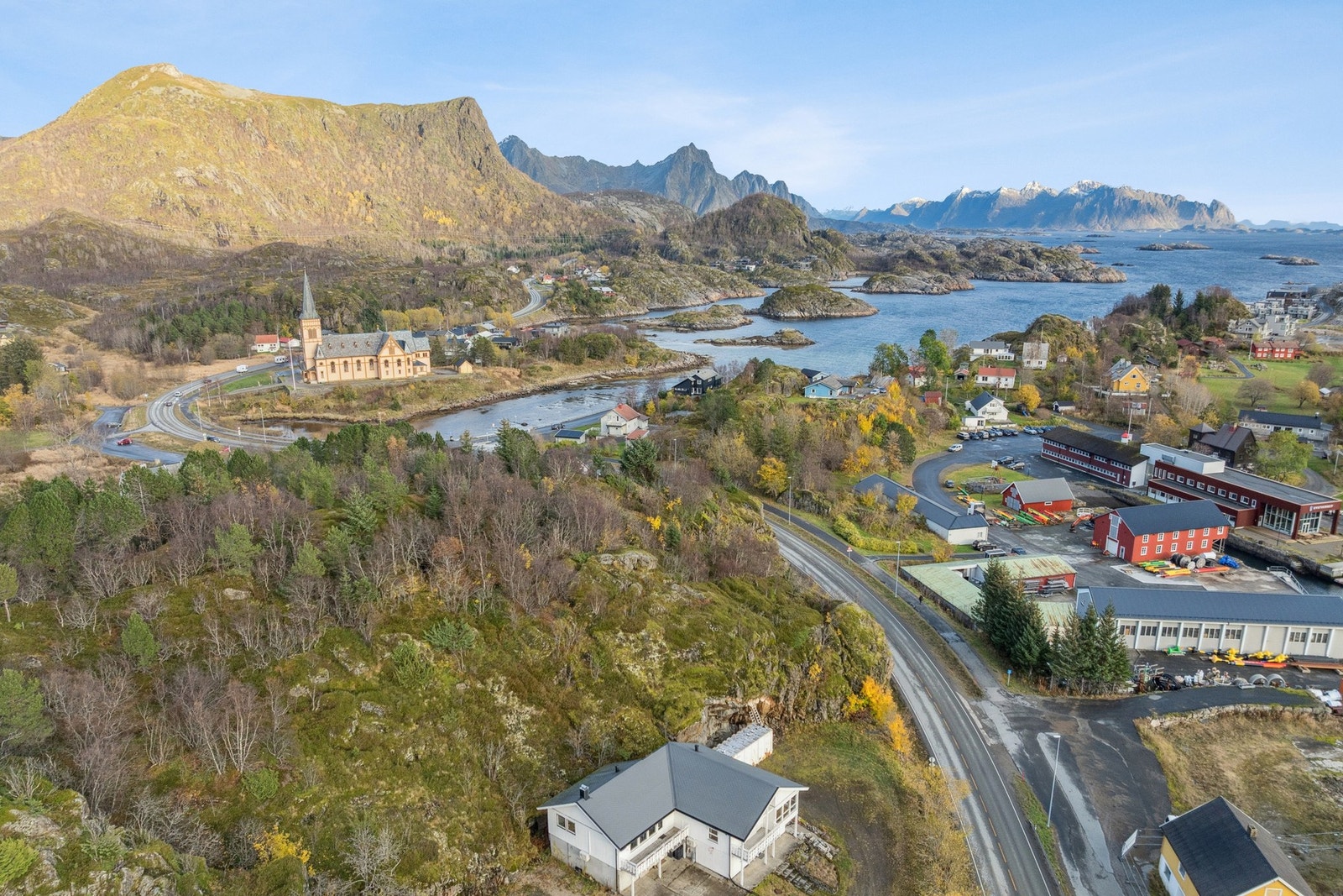 Dronebilde av boligen og området Galleribilde