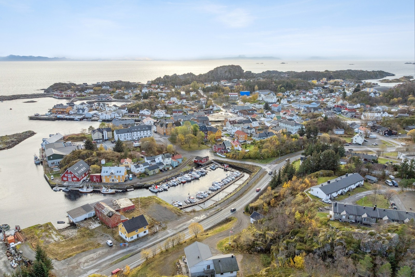 Dronebilde mot Kabelvåg sentrum Galleribilde