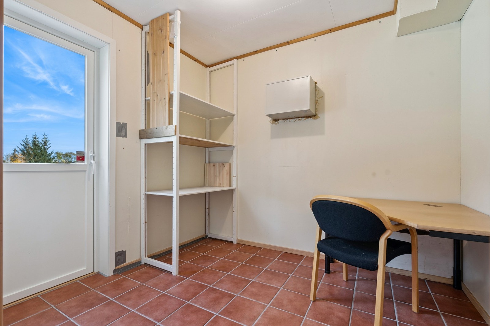 Rom i sokkeletasjen med dør til terreng Galleribilde