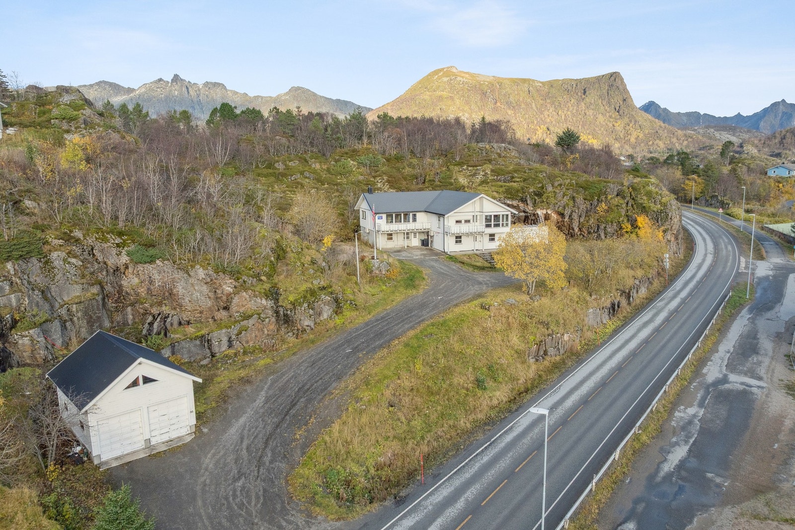 Dronebilde med garasjen og adkomstområdet Galleribilde
