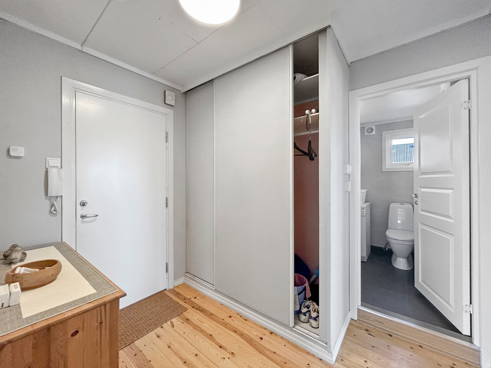 Inngangsparti med innebygget garderobe. Galleribilde