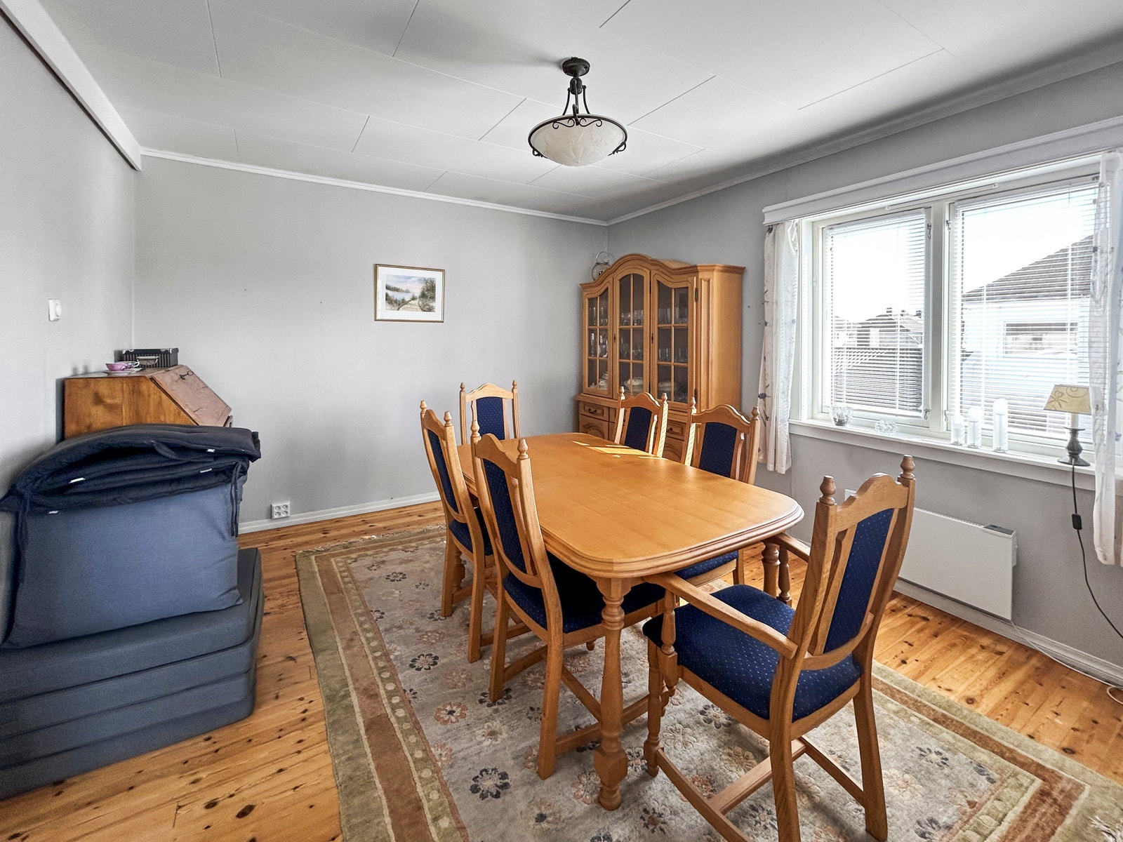 Flott spisestue med god plass. Galleribilde