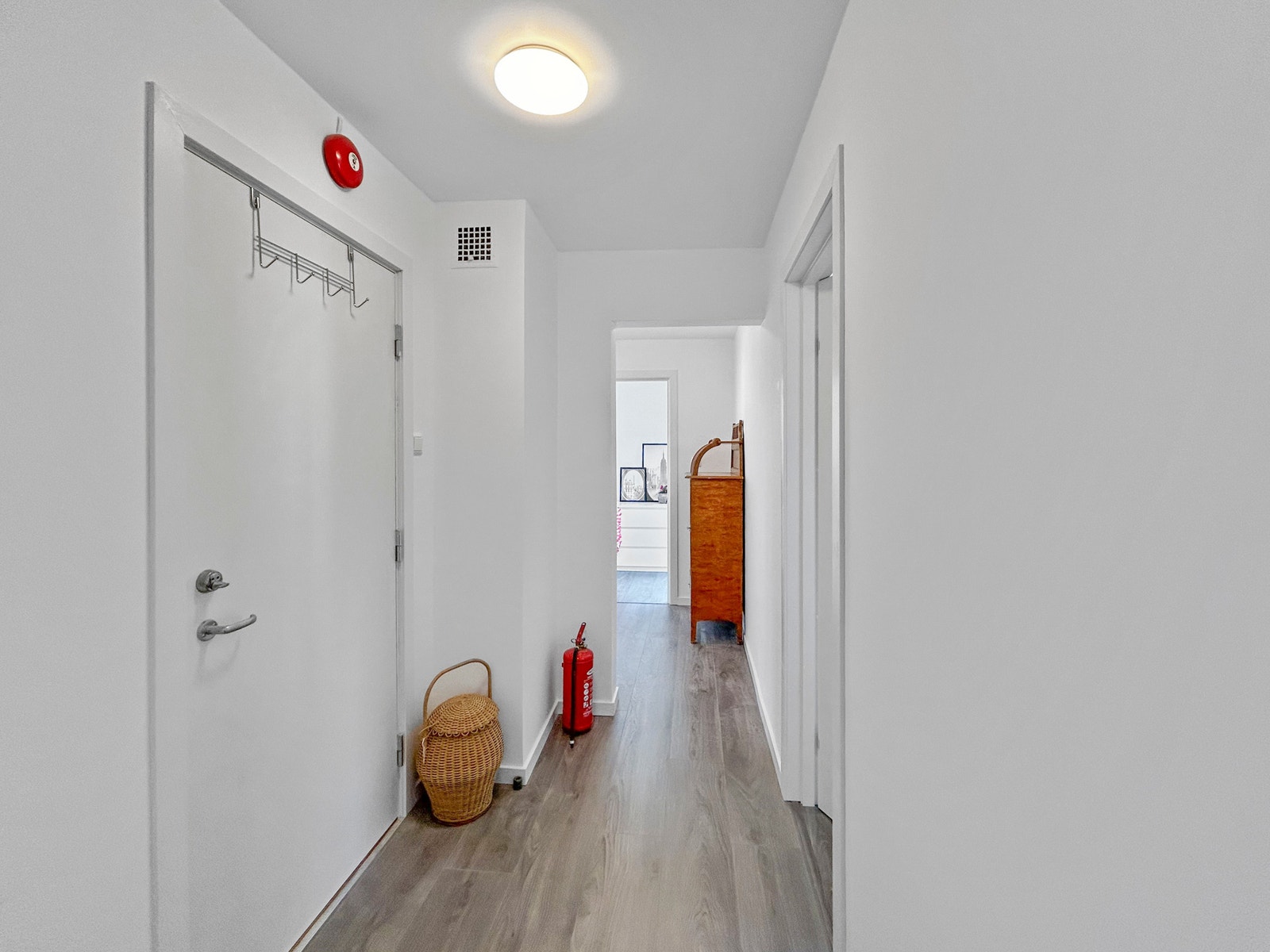 Hall/gang fra inngangsparti. Galleribilde