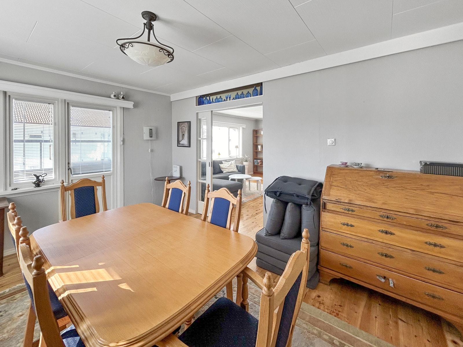 Spisestuen har skyvedør i glass inn til stuen. Galleribilde