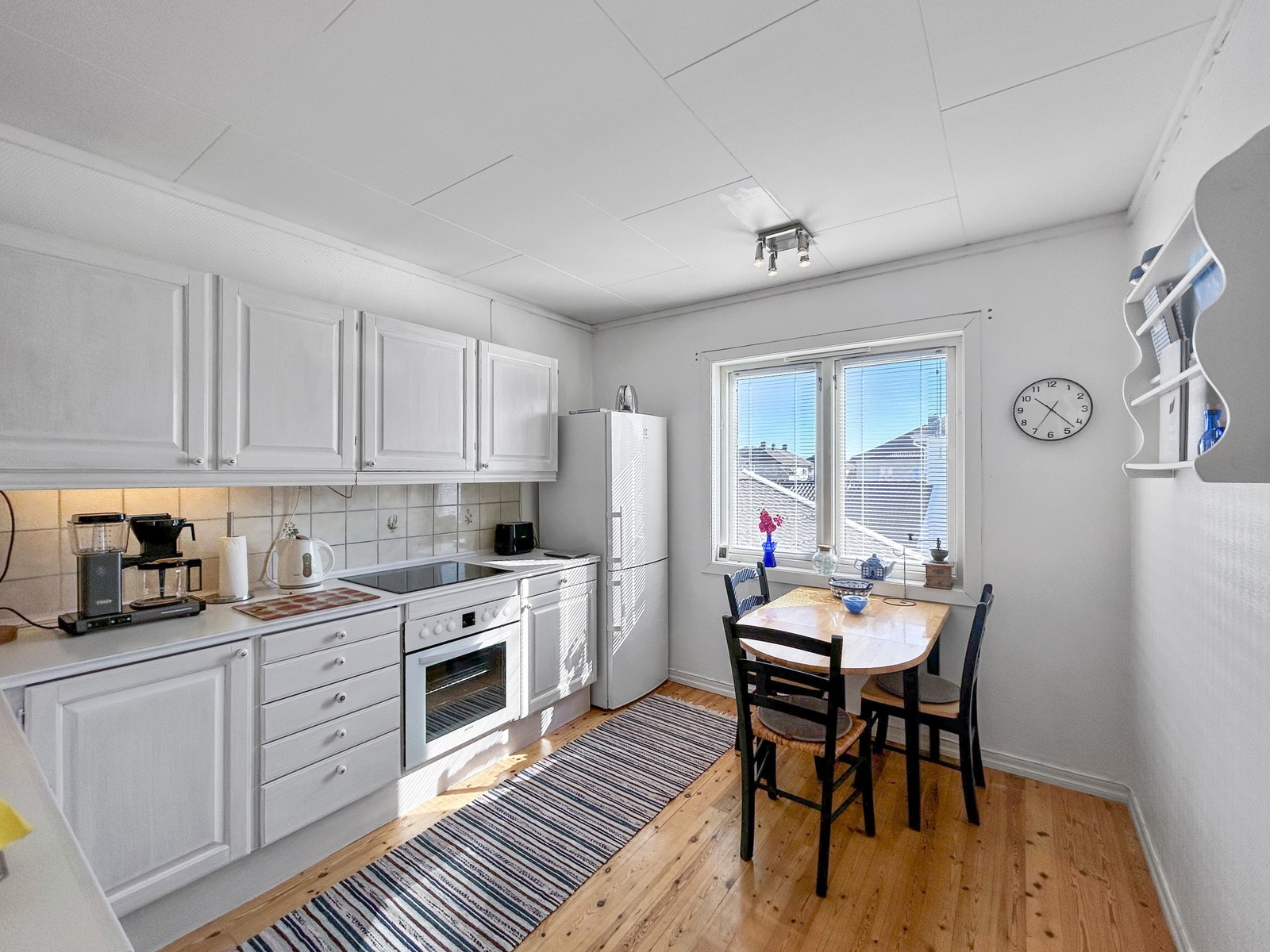 Lyst kjøkken med spisegruppe. Galleribilde