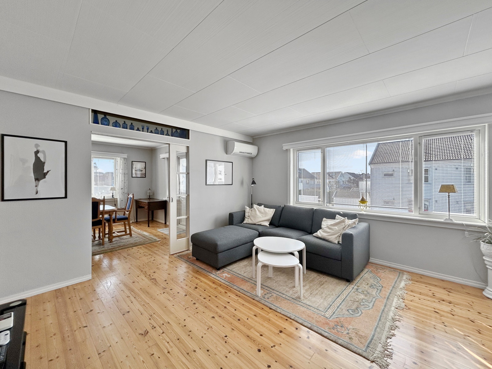 Lys og romslig stue. Galleribilde