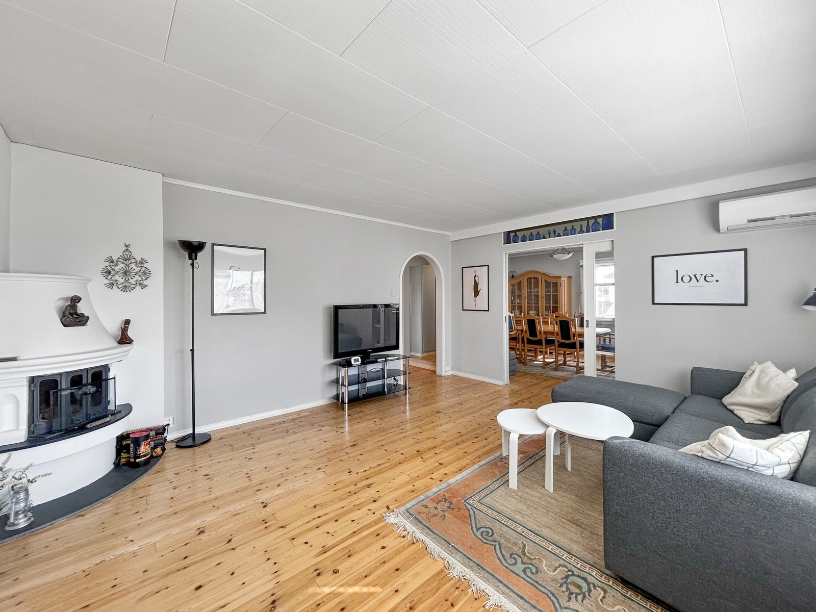 Utleiemegler Sør har gleden av å pressentere denne flotte leiligheten sentralt på Lund.
Vedovn og varmepumpe som oppvarming i stue. Galleribilde