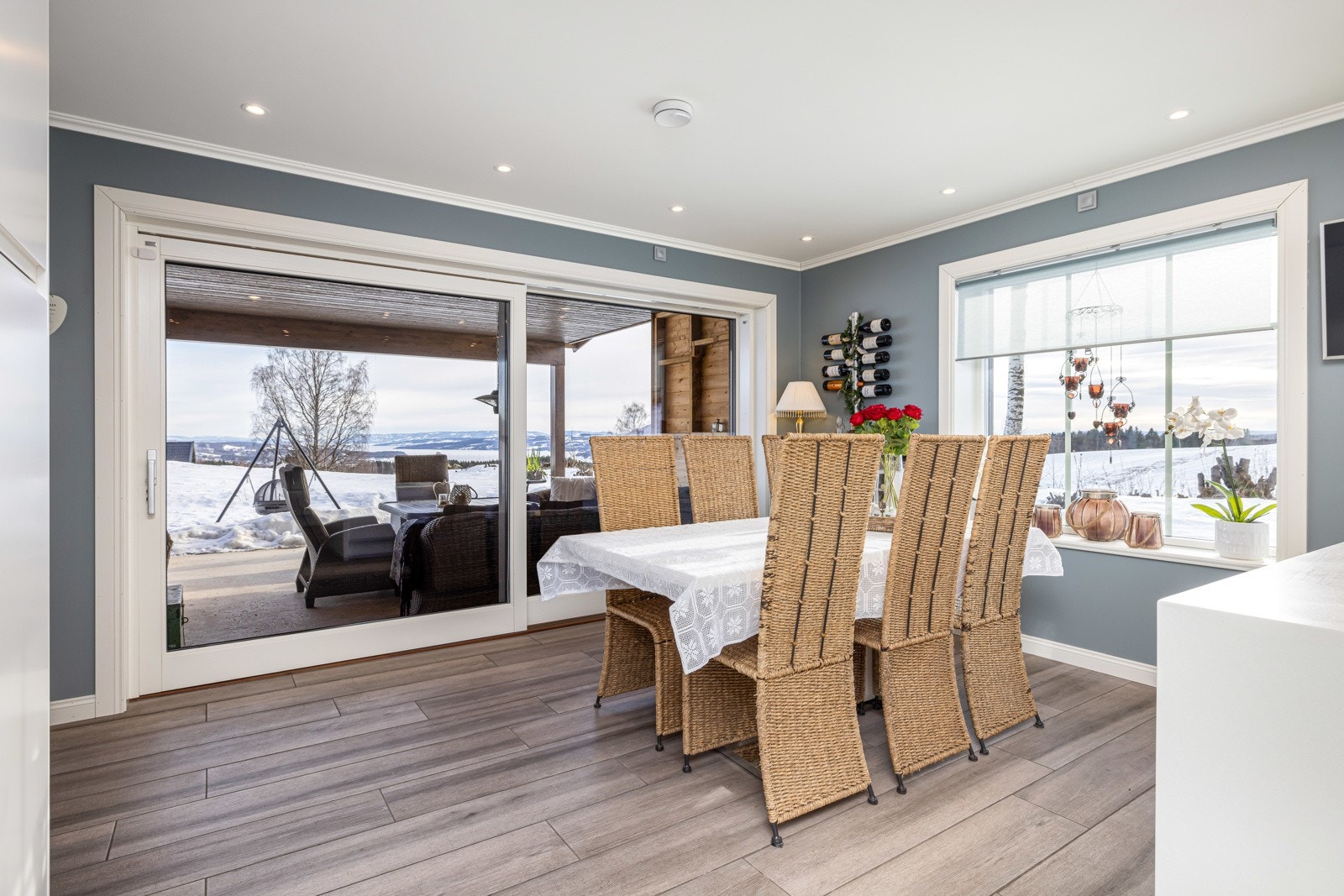 Fra spisestuen har du utgang til den flotte uteplassen. Galleribilde