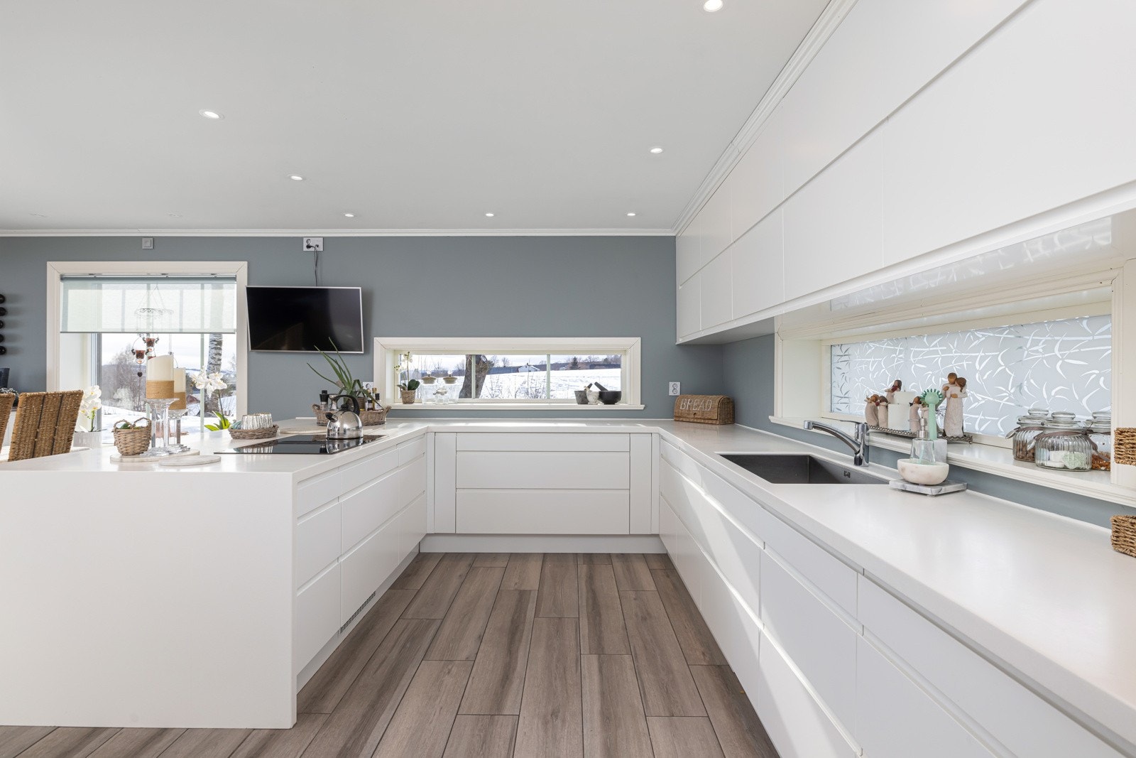 Kjøkkenet er fra Epoq & har integrerte hvitevarer av god kvalitet fra Witt, Bosch & Samsung. Galleribilde