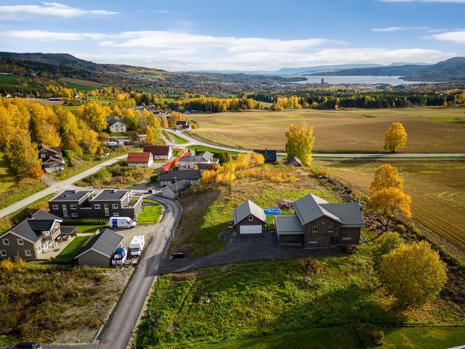 Dronebilde i høstens vakre fargedrakt. Galleribilde