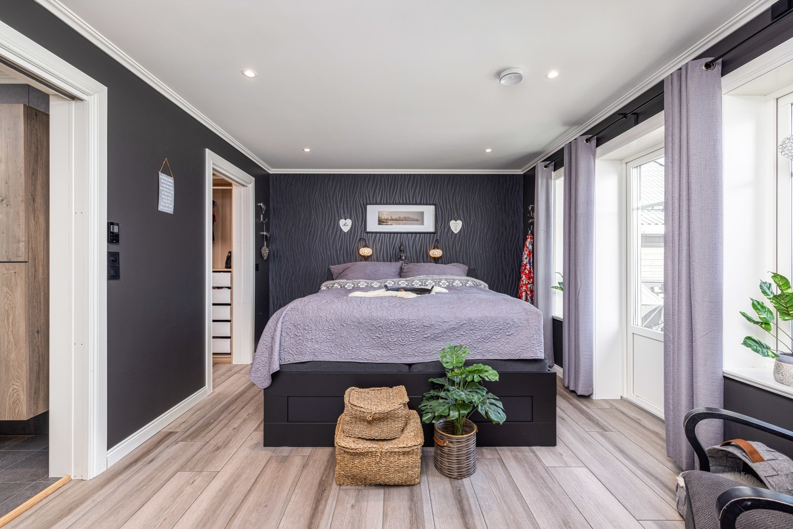 Hovedsoverom ligger med direkte adkomst både til walk-in garderobe & bad. Galleribilde