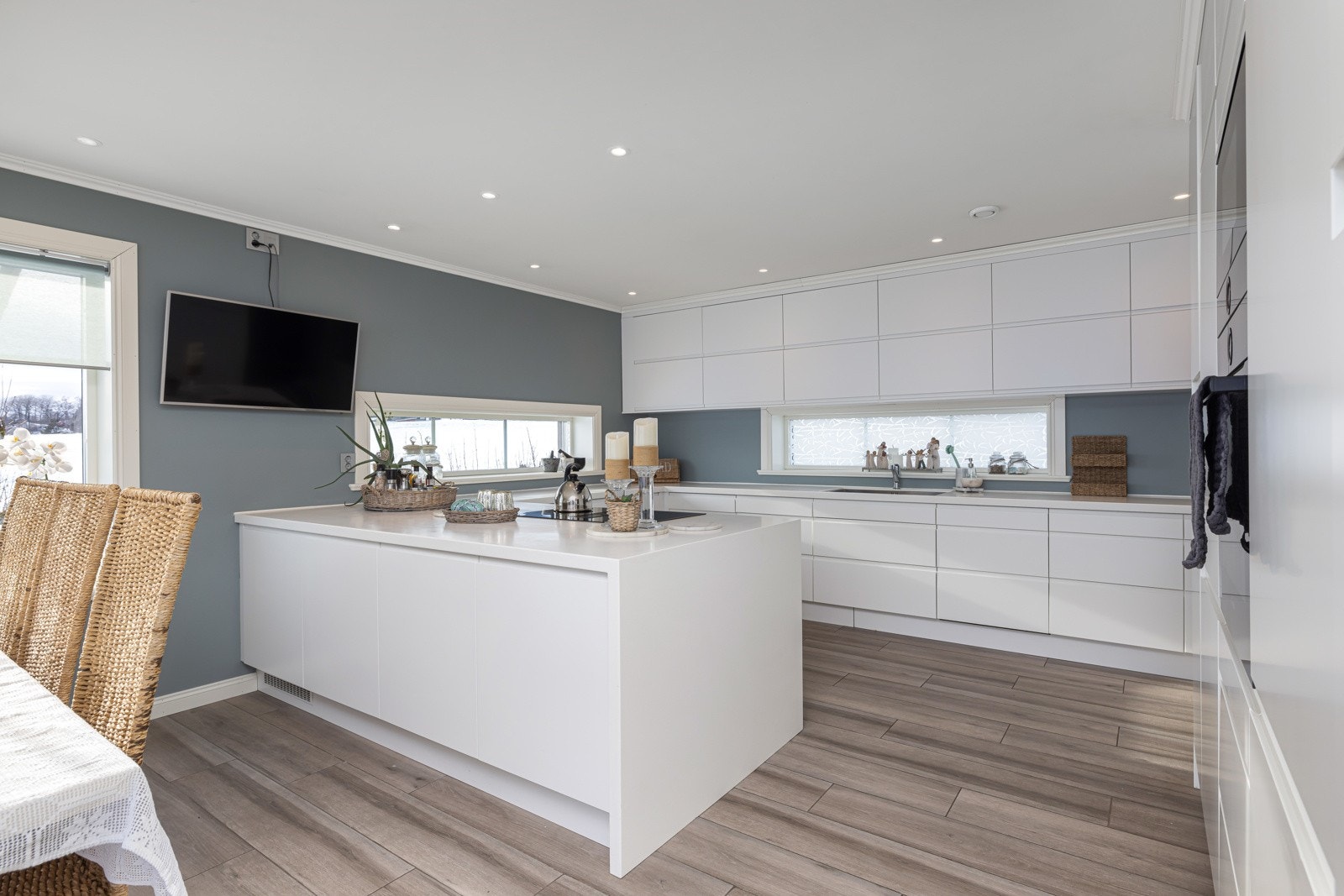 Kjøkkenet har godt med både skap- og benkeplass! Så her kan man være flere som midrar i matlagingen. Galleribilde