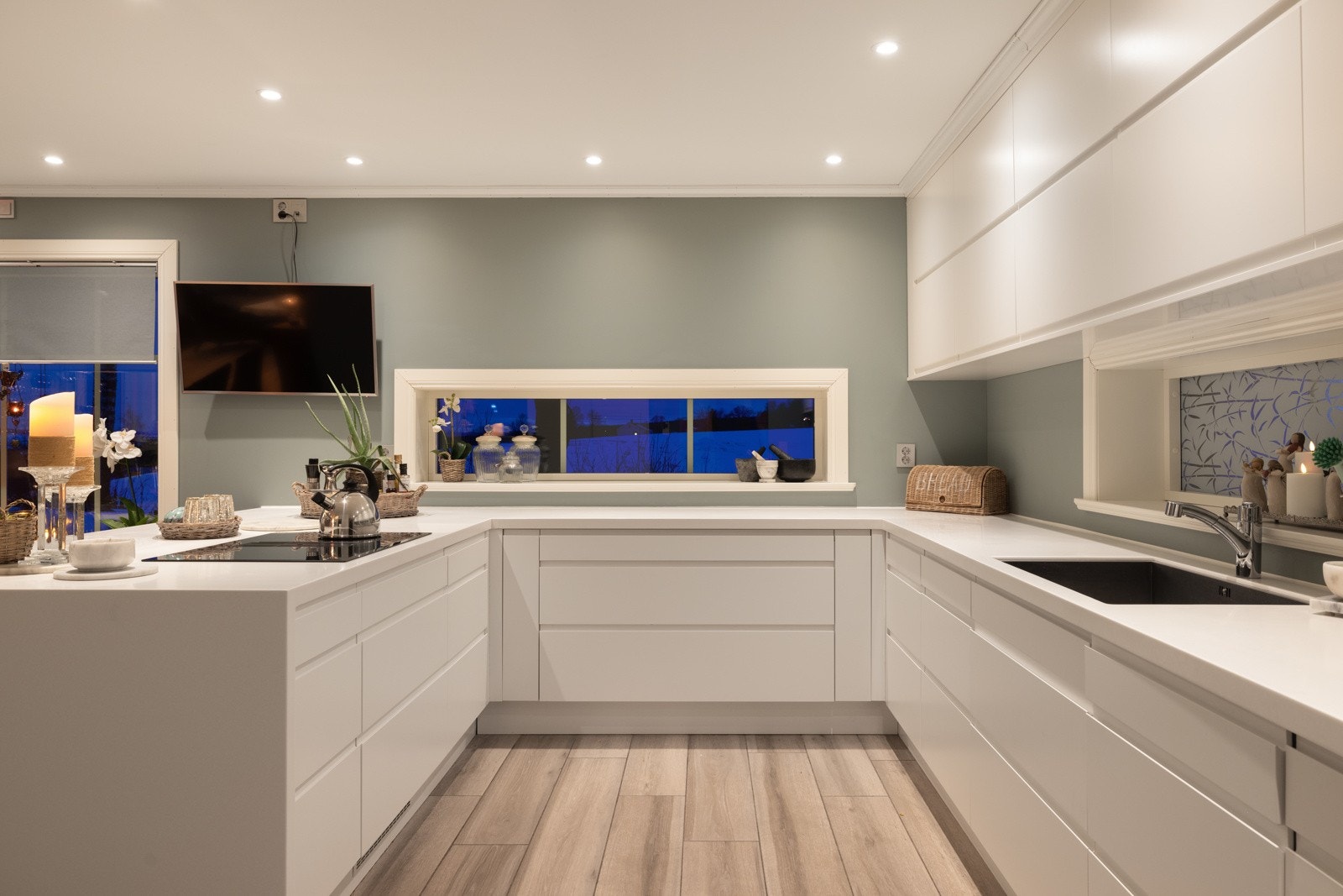 Om middagen blir sen her gjør ingenting på et lekkert kjøkken. Galleribilde