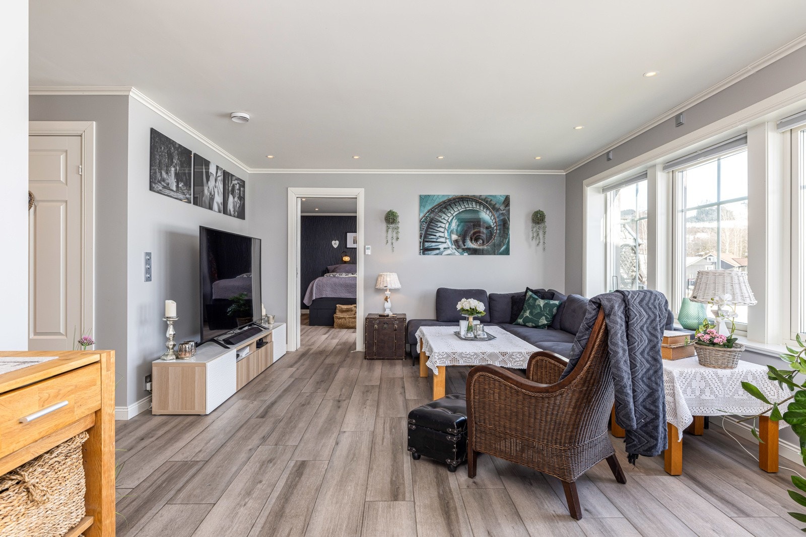 Fra stuen kan du gå videre inn på hovedsoverommet. Galleribilde