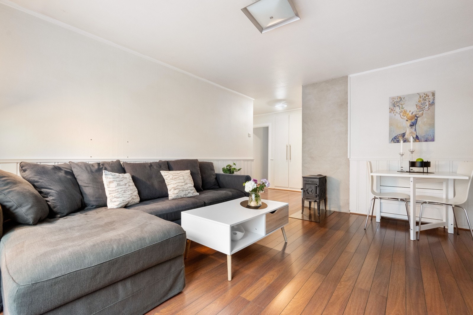 Romslig stue med vedovn Galleribilde