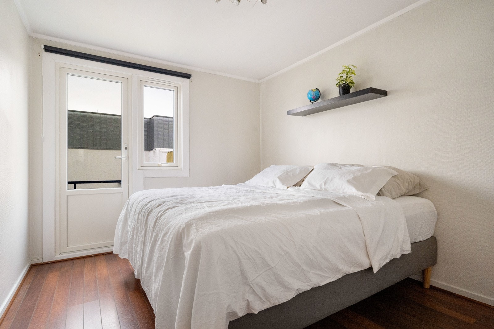 Soverommet er romslig med plass til dobbeltseng Galleribilde