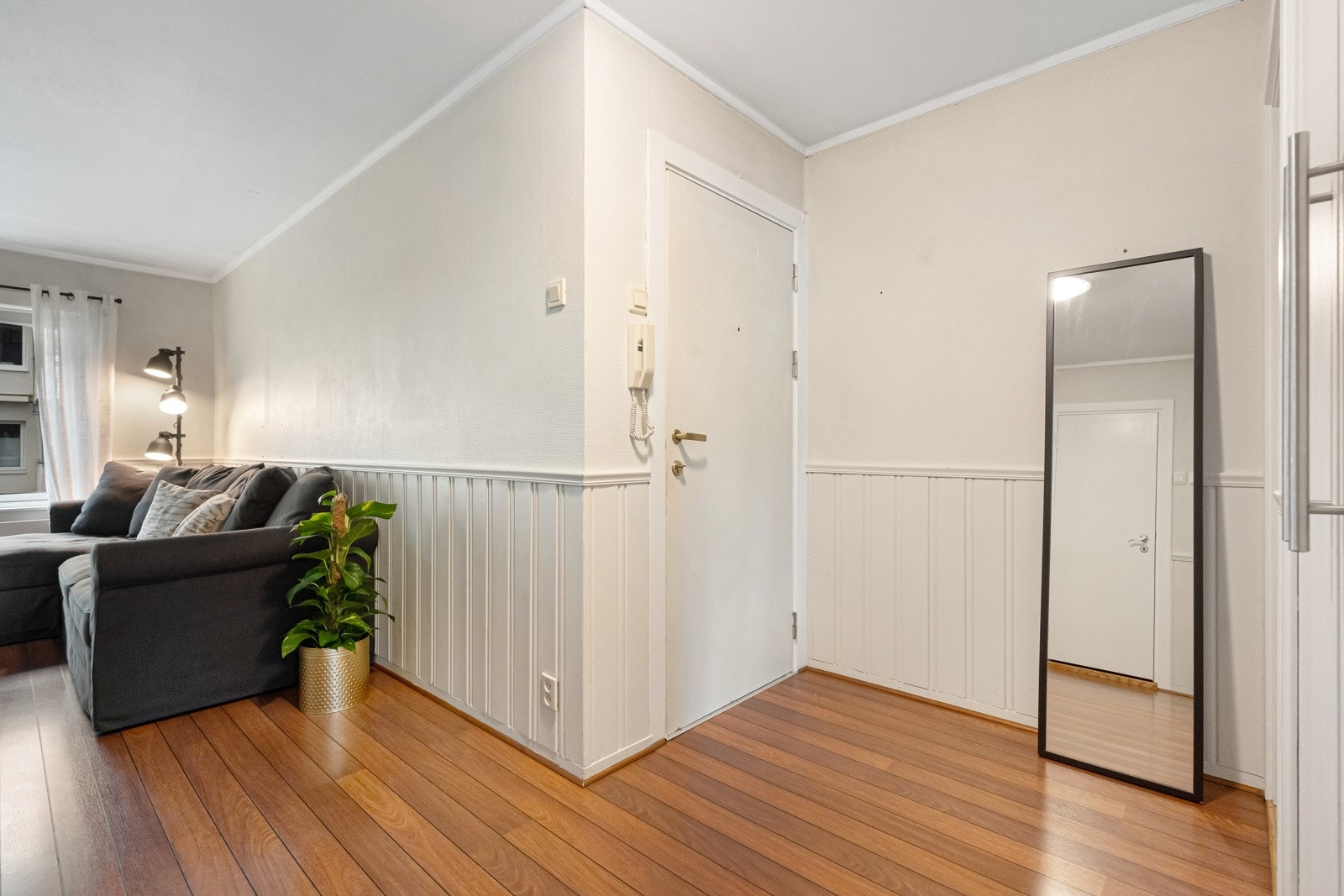 Leiligheten er lys og pen, og ligger i 1. etasje Galleribilde