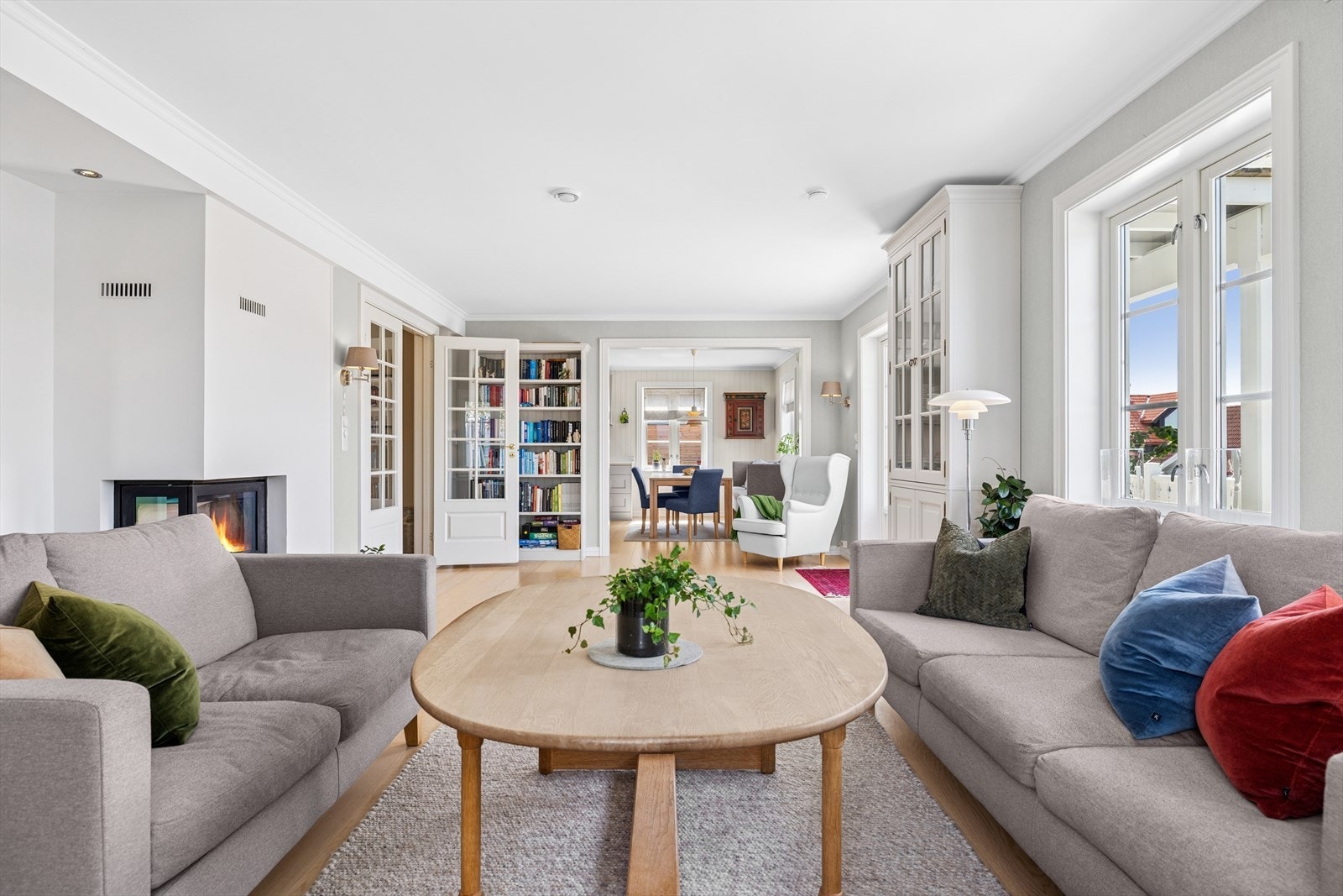 Stuen har enstavs parkett, spotter og gjennomtenkt belysning. Et naturlig samlingspunkt for både store og små. Galleribilde