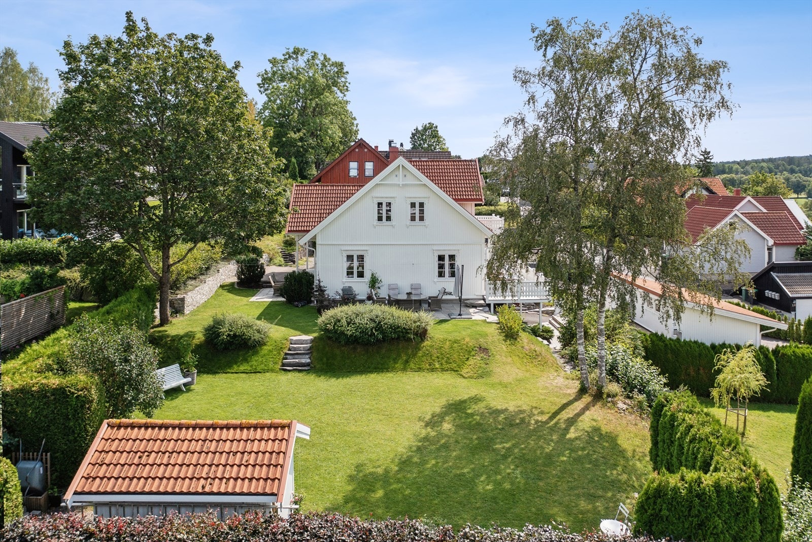 Eiendommen har en usedvanlig romslig tomt på 1,1 mål. Tomten er flott opparbeidet med hage som gir en herlig parkfølelse med trær og beplanting. Galleribilde