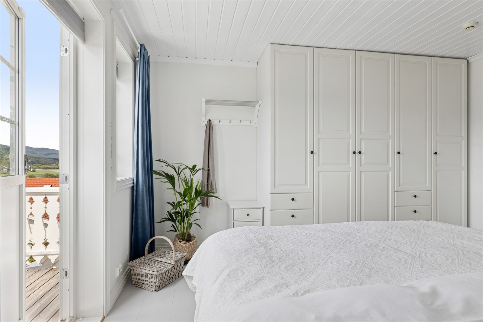 Soverom malt i lyse og delikate farger med egen balkong Galleribilde