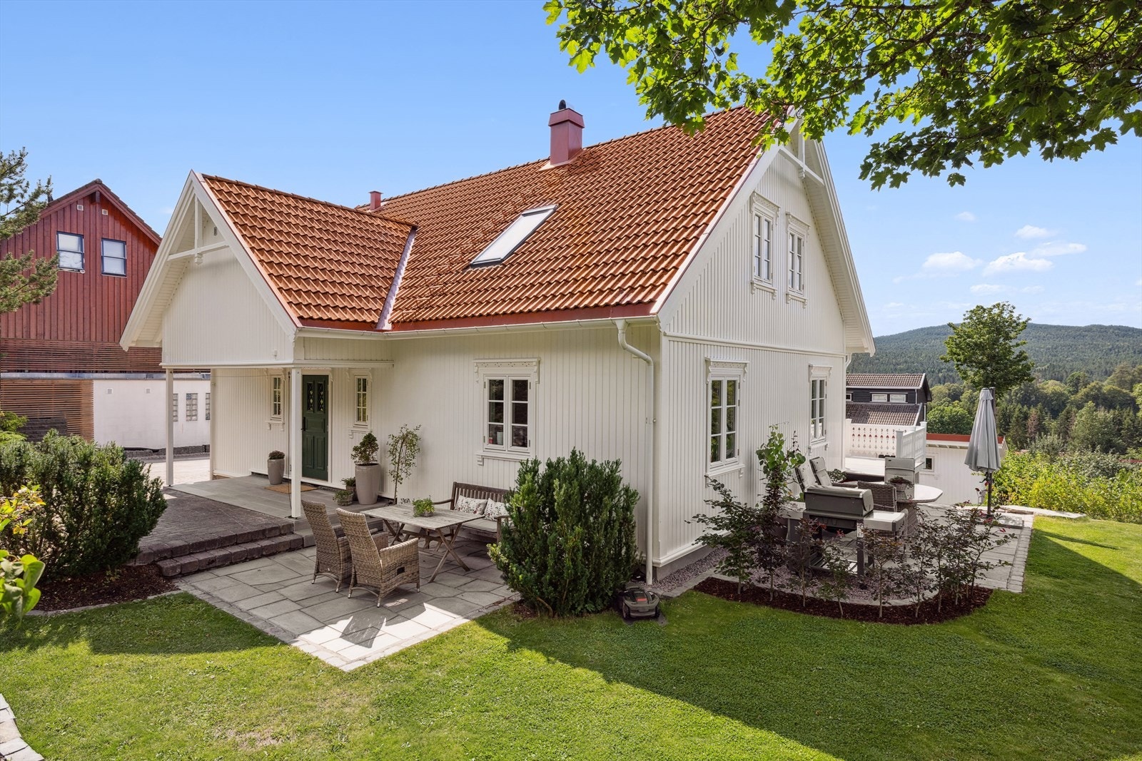 Tomten er stor og pent opparbeidet med flere solrike uteplasser. Garasjen ble bygget i 2010 og står i fin stil til resten av huset. Galleribilde