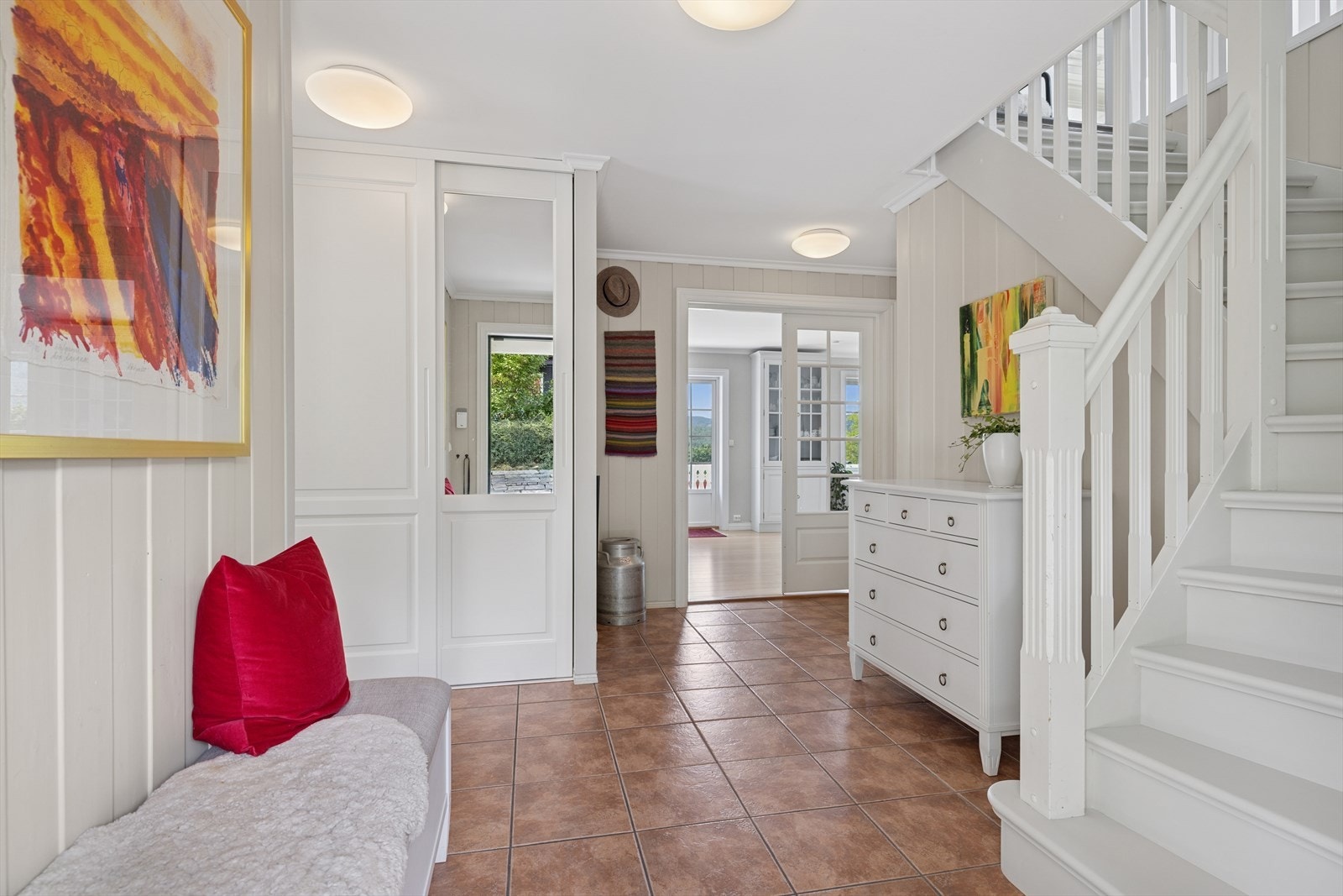 Huset har inngang både fra underetasjen og første etasje, slik at du kan velge den løsningen som passer dine behov. Galleribilde