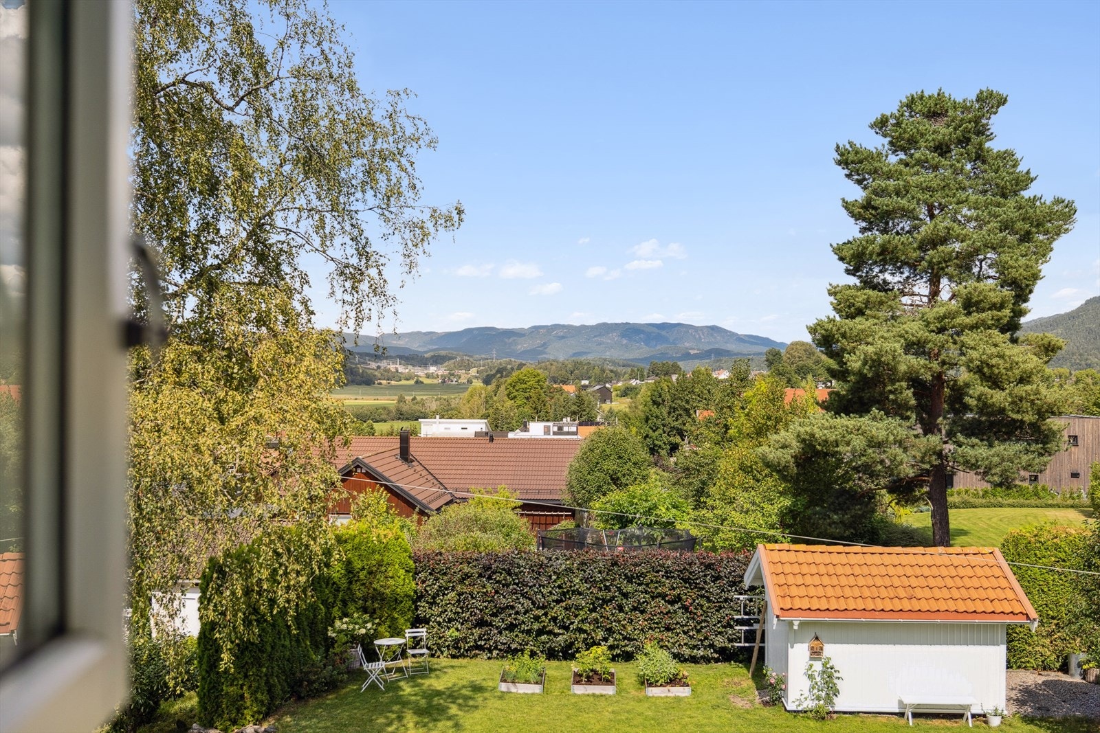 Eiendommen ligger i et vakkert og landlig område på Venstøp, kun en kort kjøretur fra Skien sentrum. Her bor du i naturskjønne omgivelser med solrike uteplasser og nydelig utsikt over det grønne landskapet. Galleribilde