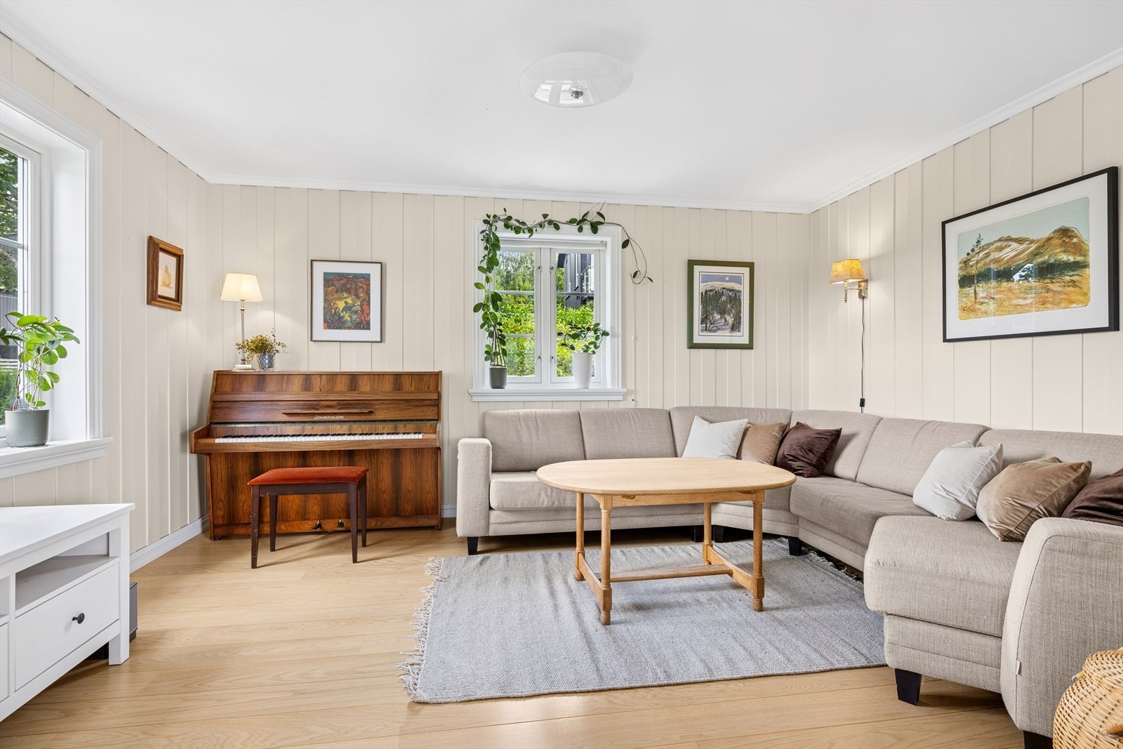 Innenfor stuen finnes en TV-stue, adskilt med glassdør - perfekt som en rolig sone med skjerming for lyd og innsyn. Galleribilde