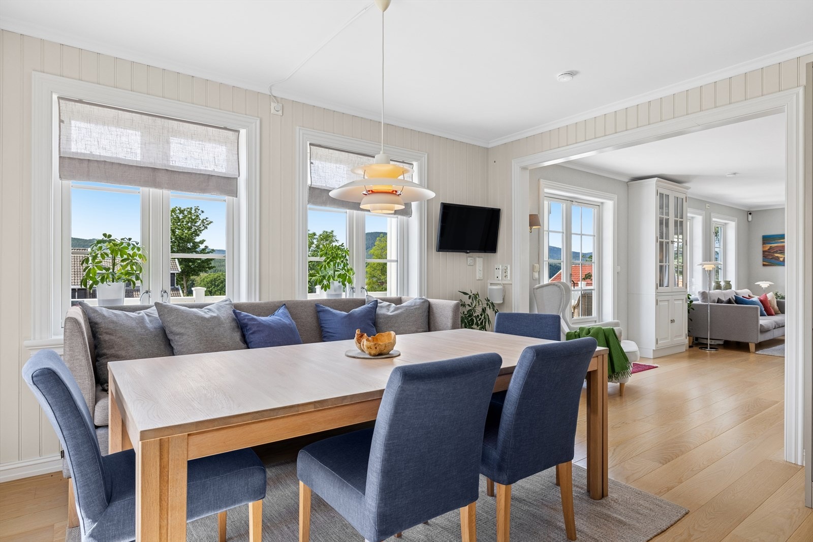 Den sosiale utformingen gjør det enkelt å være en del av samtalen mens du lager mat. Her er det også plass til en stor spisegruppe - perfekt for både hverdagsmiddag og fest. Galleribilde