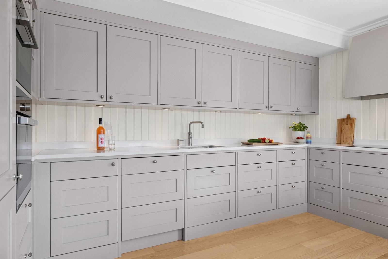 Her er det rikelig med skap- og skuffeplass, kompositt benkeplate, underlimt oppvaskkum og belysning fra både spotter og naturlig lysinnslipp. Galleribilde