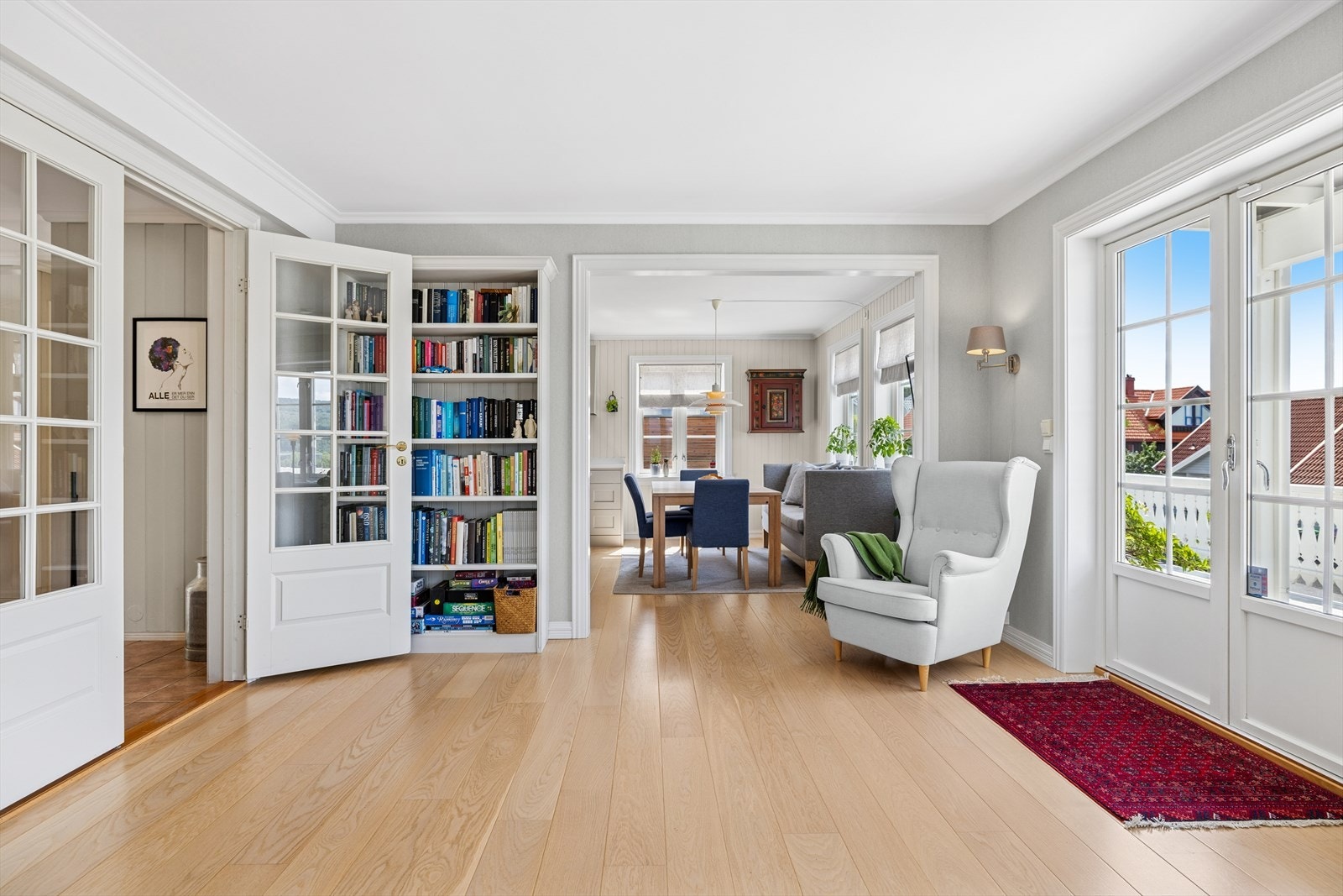 Doble dører tar deg inn til det herlige allrommet med store vindusflater i tre himmelretninger. Her får man rikelig med dagslys, og god utsikt. Galleribilde