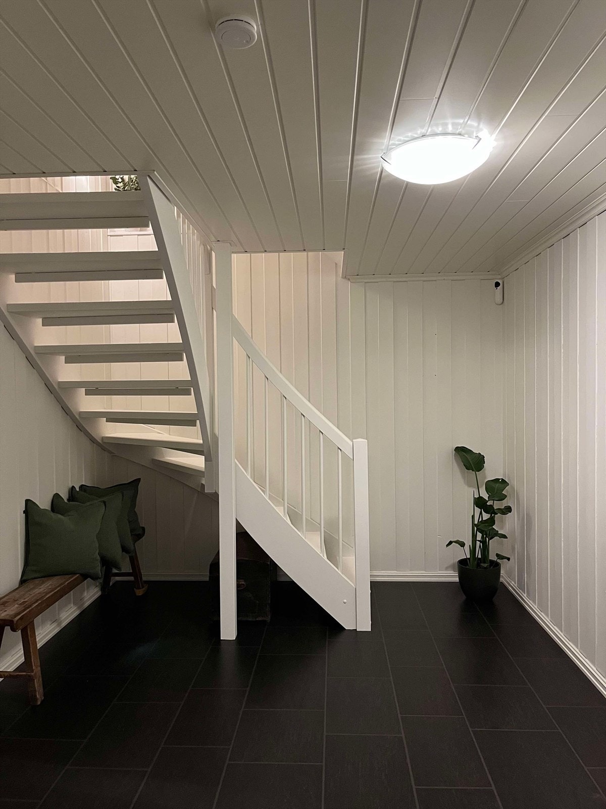 Videre ned i underetasjen finner vi kjellerstue, bad fra 2025 og rikelig med bodplass. Galleribilde