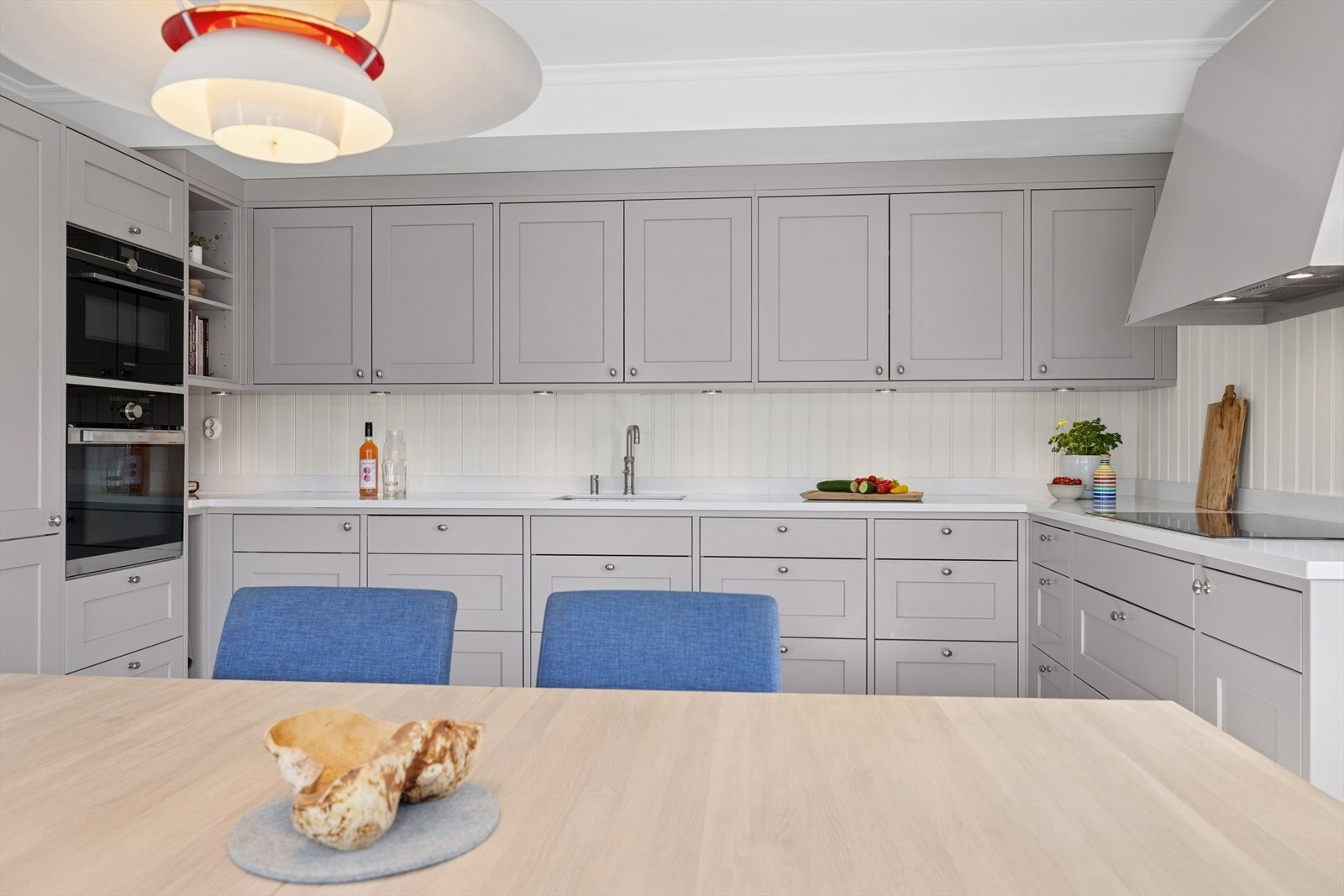 Hvitevarene; integrert stekeovn, platetopp med avtrekksvifte, oppvaskmaskin og kombiskap medfølger. WaterGuard er montert under vasken som ekstra sikkerhet. Galleribilde