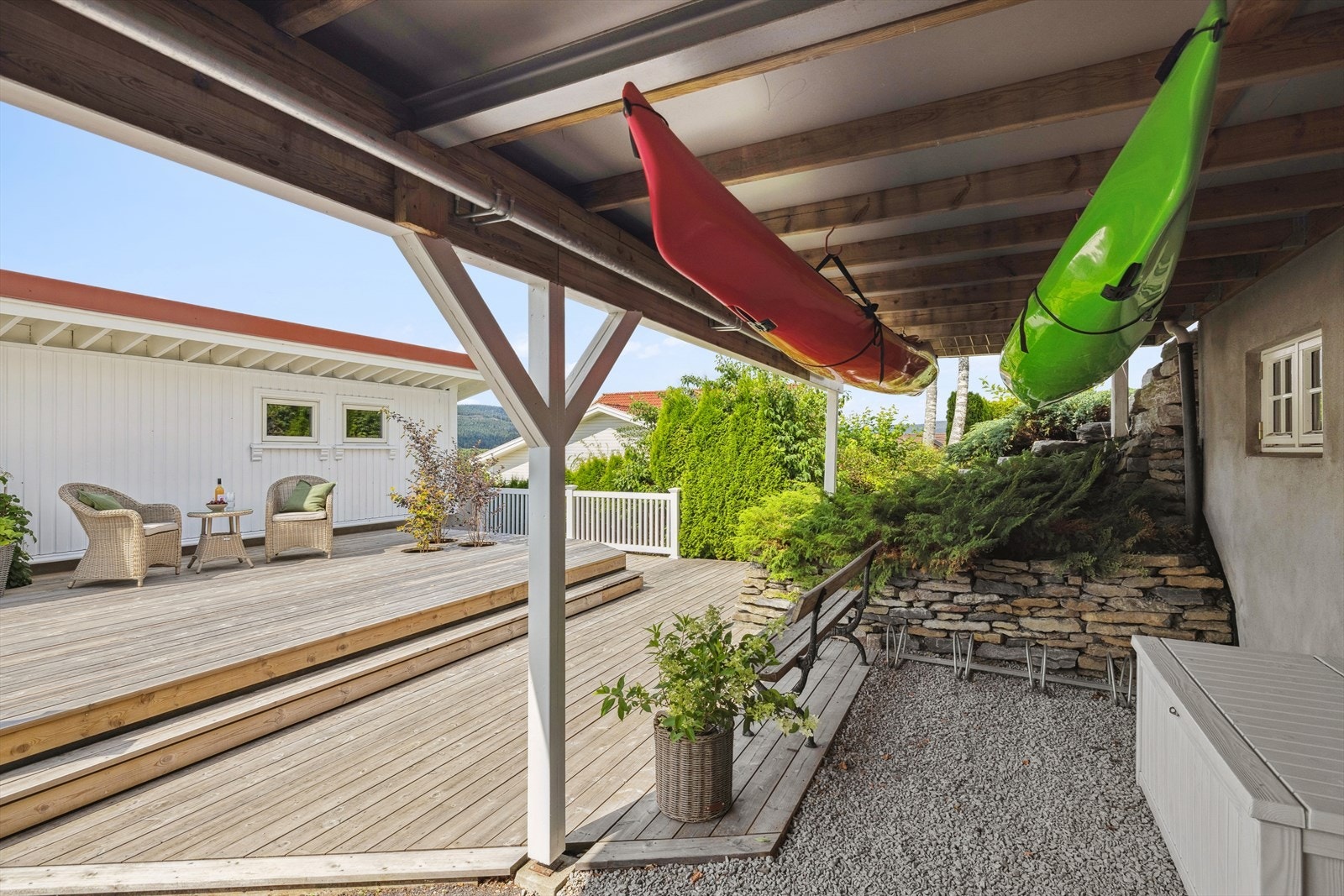 Det var tidligere basseng under terrassen. Ønskes det å monters nytt basseng kan dette gjøres med enkle grep. Galleribilde