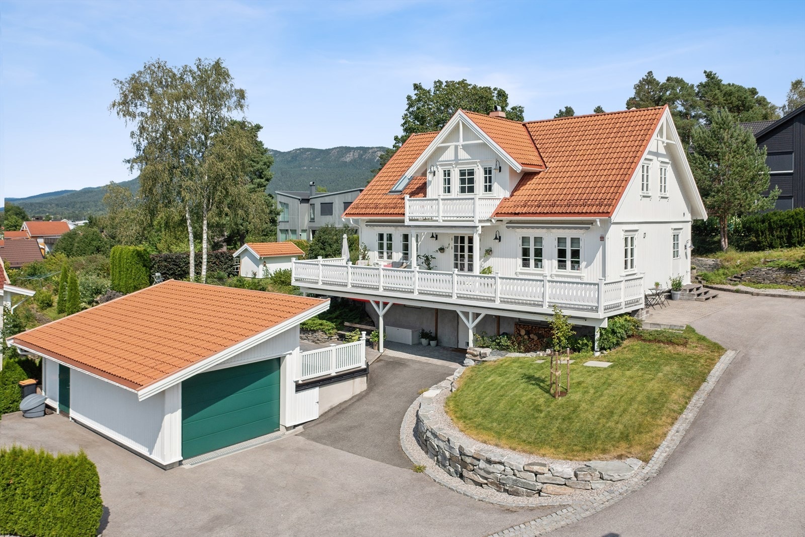 DNB Eiendom v/Jeanette Arnesen-Eriksrød har gleden av å presentere Svensjordet 13!Tomten er stor og pent opparbeidet med flere solrike uteplasser. Garasjen ble bygget i 2010 og står i fin stil til resten av huset. Galleribilde