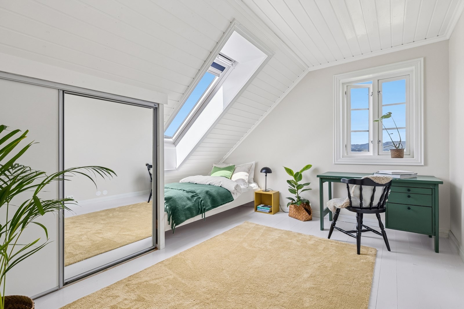 Plassbyget skap under skråtaket utnytter plassen godt. Galleribilde