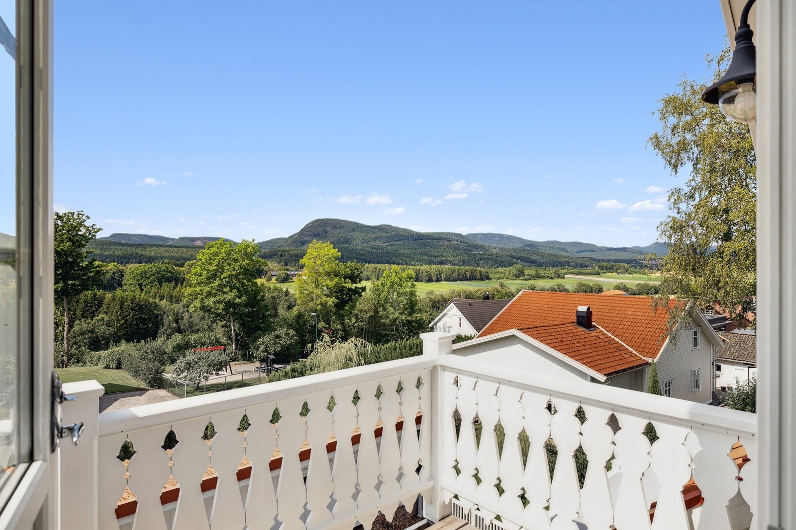 Fra hovedsoverommet er det utgang til liten balkong med nydelig utsikt. Galleribilde
