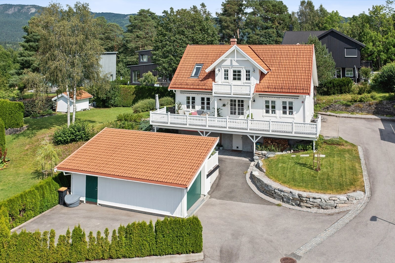 Romslig terrasse i to himmelretninger gir sol fra morgen til kveld. Her er det god plass til spisegruppe, lounge og grill - perfekt for hagefester eller rolige kvelder. Galleribilde