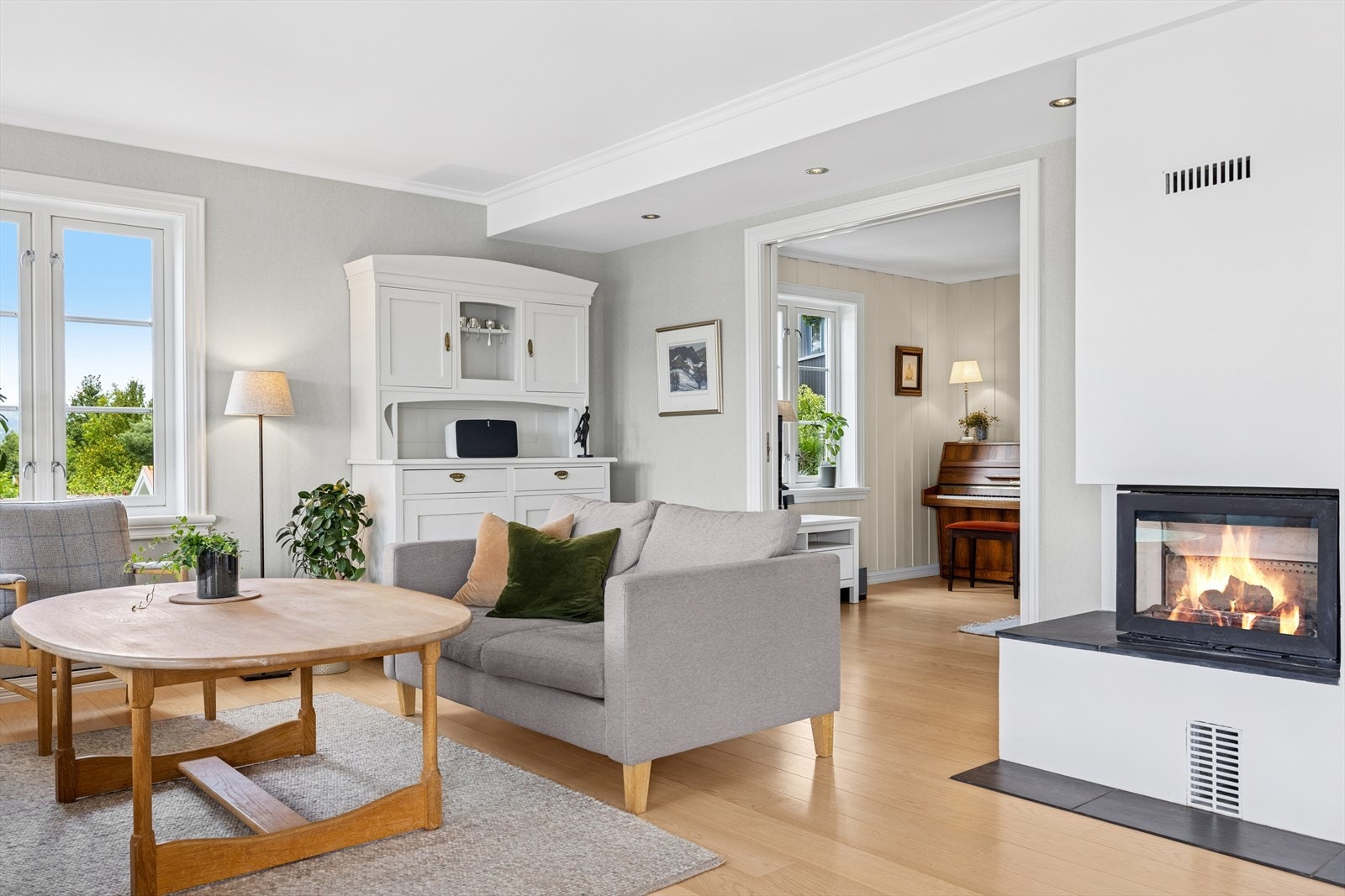 En moderne peis med glassdører gir både varme og stemning. Galleribilde