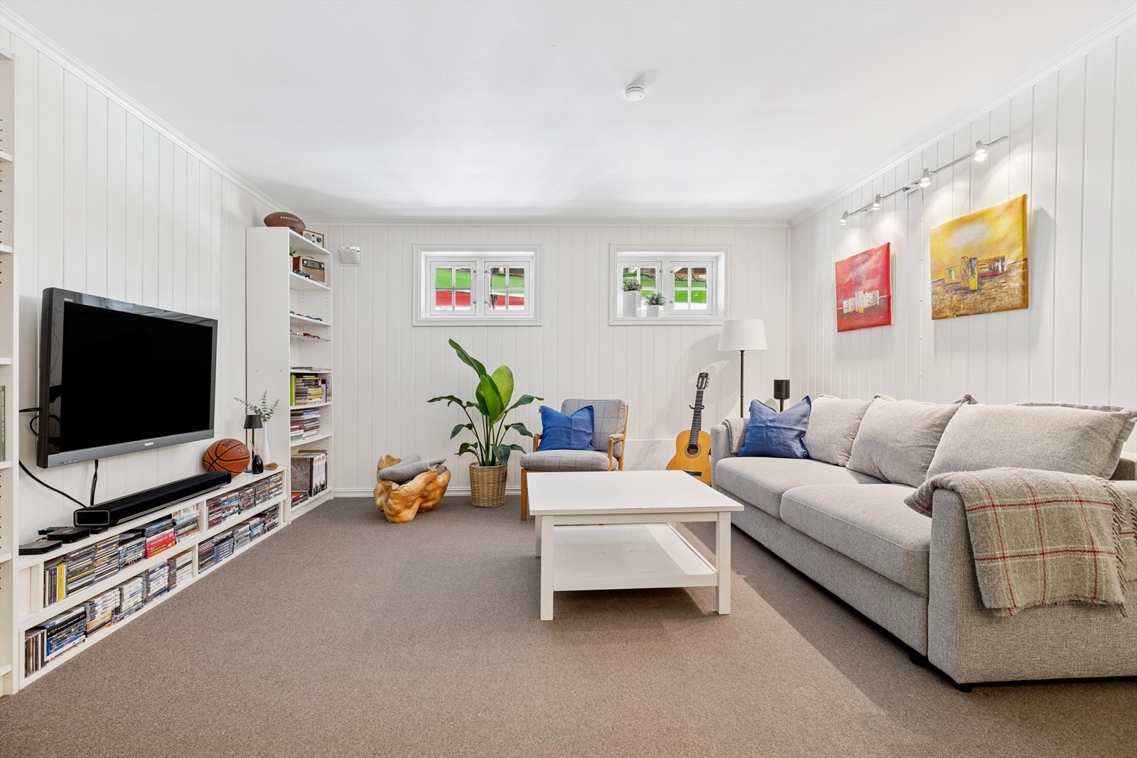 Kjellerstuen er trivelig innredet med sofagruppe og tv - perfekt for ungdommen i hus! Galleribilde