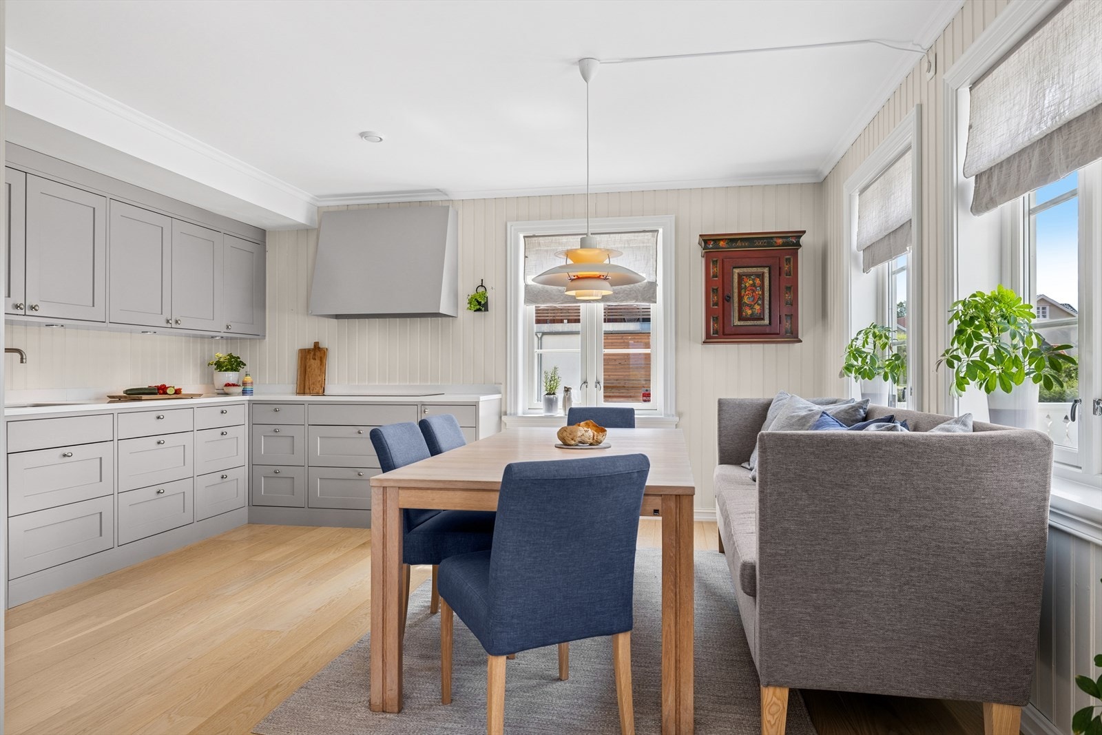 Kjøkkenet er delvis åpent mot stue, og har stilren grå innredning fra 2020 med integrerte hvitevarer det er også installert en Quooker, som gir kokende vann direkte fra springen. Galleribilde