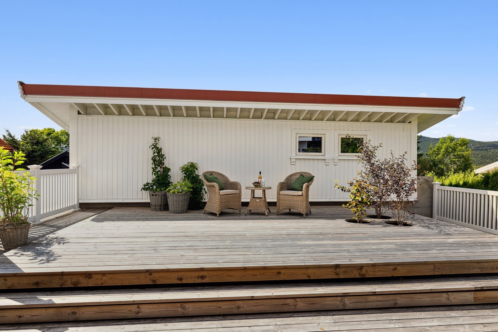 En fantastisk, solrik terrasse ligger skjermet til - perfekt for rolige dager i solen. Under terrassen var det tidligere basseng, dette kan med enkel grep reinnstalleres. Galleribilde